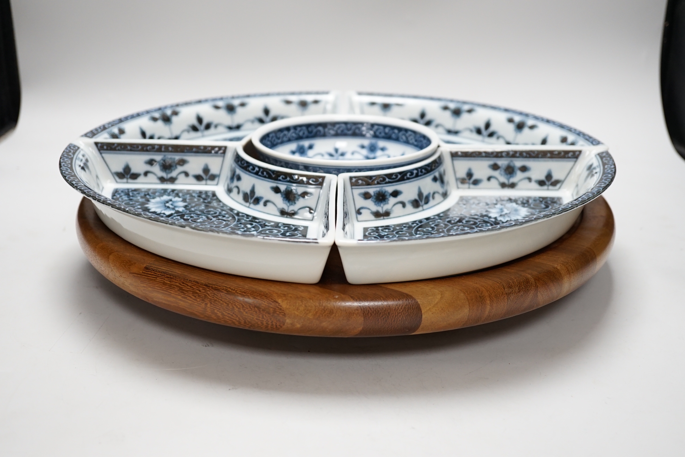 A Chinese porcelain blue and white lazy Susan or supper dish set, 38cm high